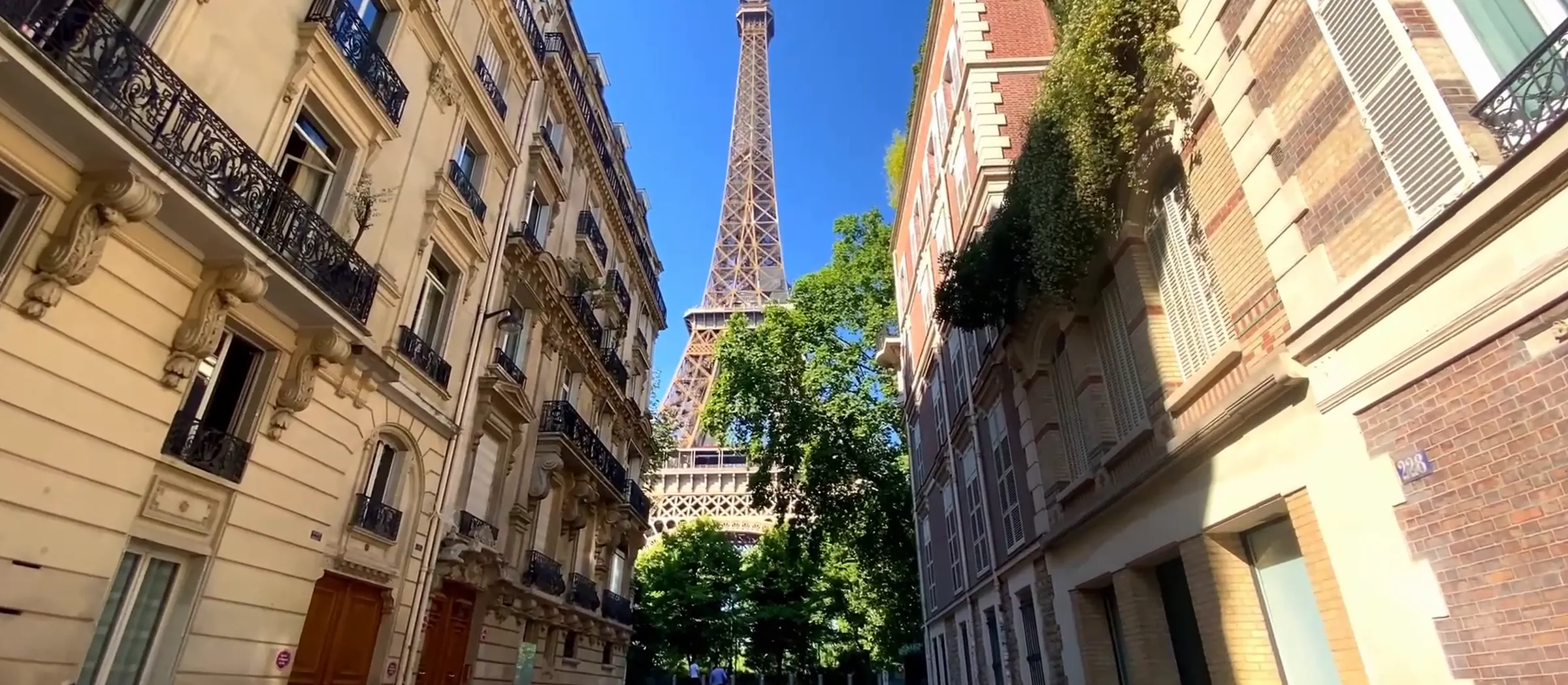 Paris et la tour Eiffel, là où se trouve Habib Beirut avenue de Malakoff