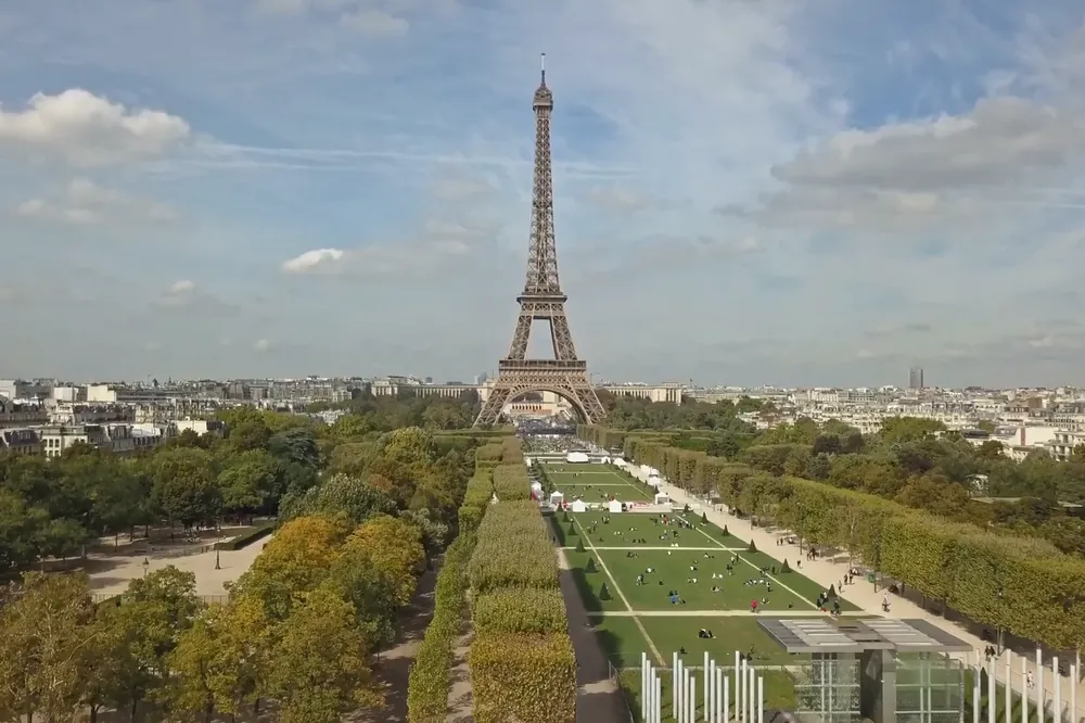 La tour Eiffel au-dessus du Champ-de-Mars, Paris